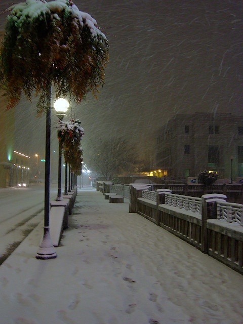 bluepueblo:  Snowy Night, Reno, Nevada photo via jill 