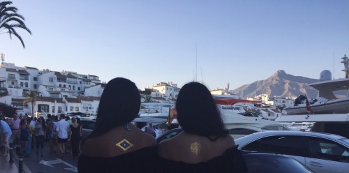 smokepinkcigarettes:  mi hermana👭, @reloaadd