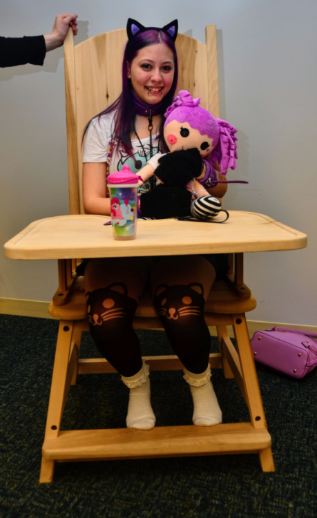 binkiepaws:I love this giant high chair at capcon! I need one at home. (I didn’t take any of t