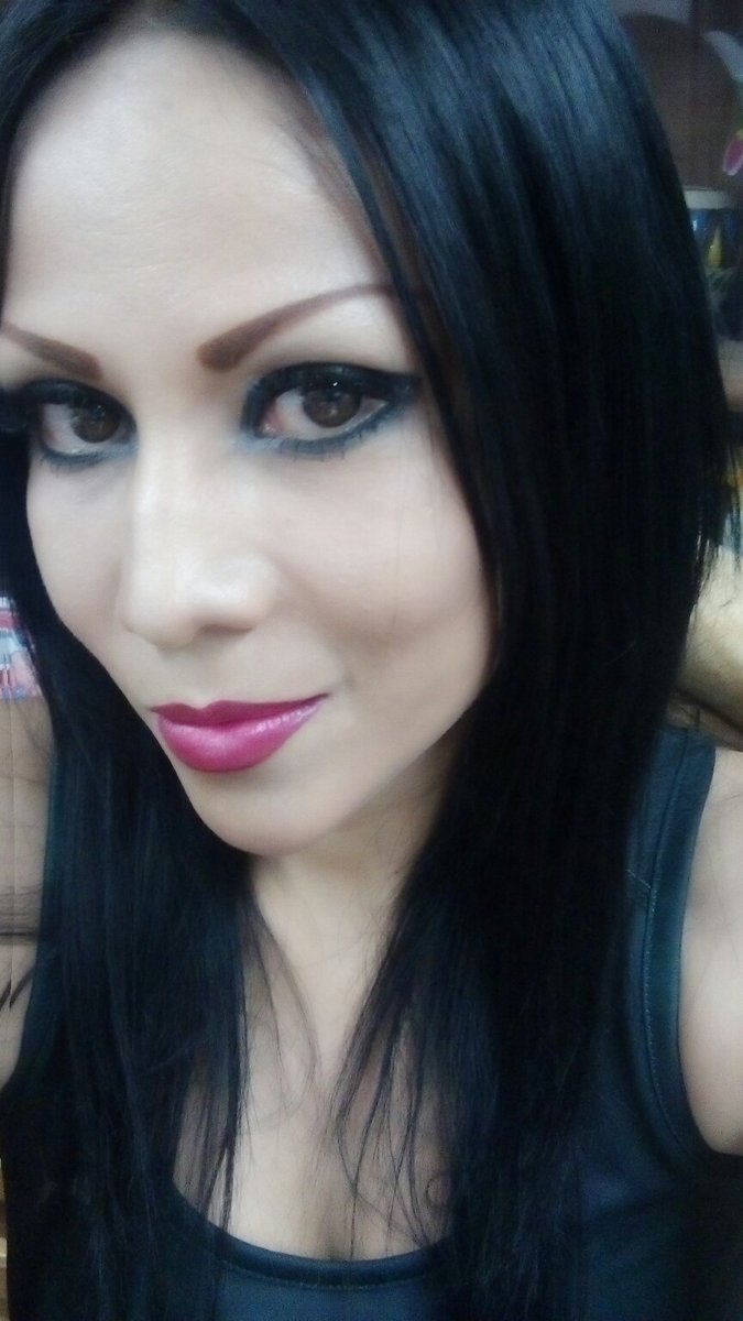 elperrochingon:  leoloveslatinas:  🌹leoloveslatinas🌹  😘😘  Delicious!