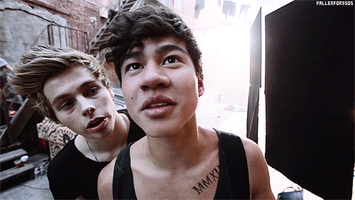 5secondsoftechnicaldifficulties:  acoustic-cal:  vegemiteash:  fallenfor5sos:  X  fucking imagine luke coming up behind you like that and wrapping his arms around your waist   that was so fucking unnecessary.  Okay but calum looked like a precious toddler