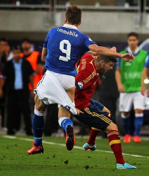 brieflines: Pulling Exposing Briefs Soccer players pulling Exposing Briefs
