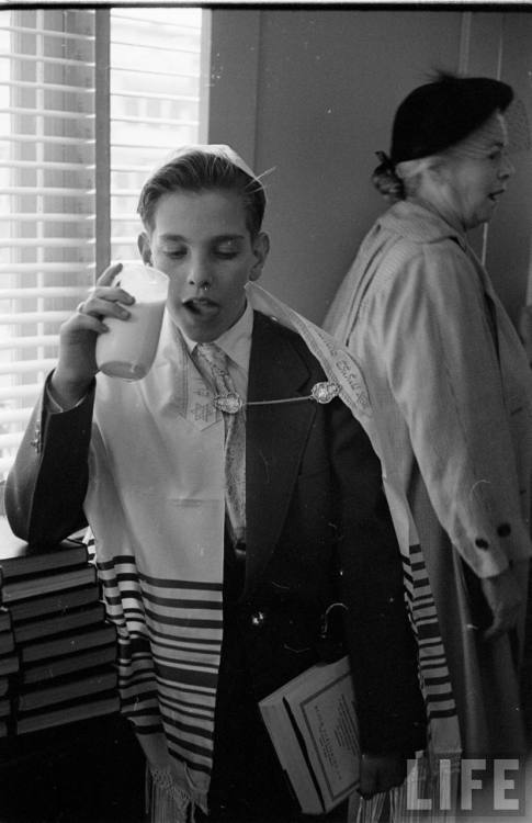 Bar mitzvah boy(Lisa Larsen. 1952)