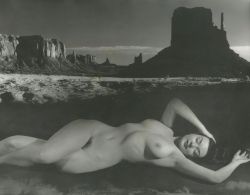 girl-o-matic: Photo by Andre de Dienes