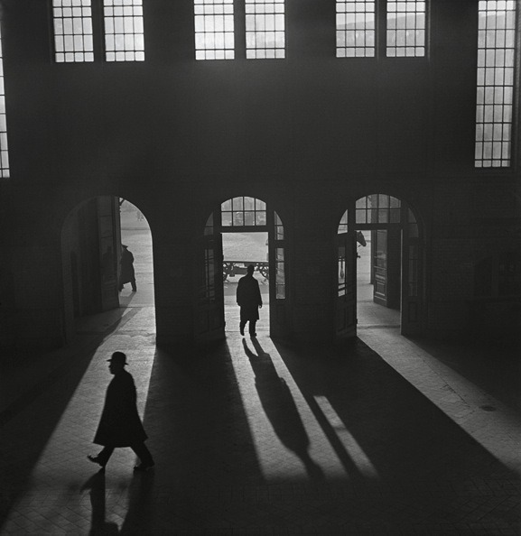 Roman Vishniac
Interior of the Anhalter Bahnhof, a railway terminus near Potsdamer Platz, Berlin, late 1920s – early 1930s.
Also