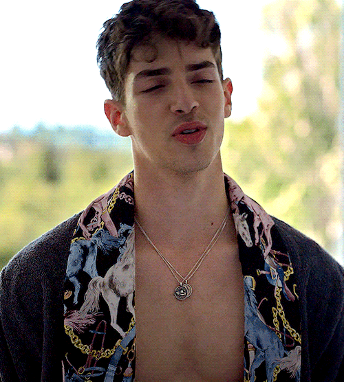 # He Has His Designated Bathrobe At The Carvalho House 5x05 // 6x03