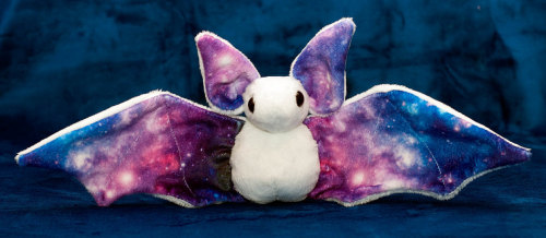 toywaving:White Galaxy Bat (x)@vampy-yami