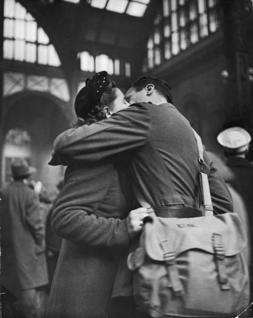 superbestiario:True Romance: The Heartache of Wartime Farewells, April 1943 by Alfred Eisenstaedt at