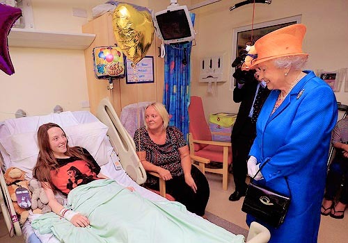 cambridgeinspiration: Today,Queen Elizabeth visited the Royal Manchester Children’s Hospitel, where survivors of the Manchester attack are being treated. She met a number of children who survived the traumatic incident and said to one of the girls ‘’It’s
