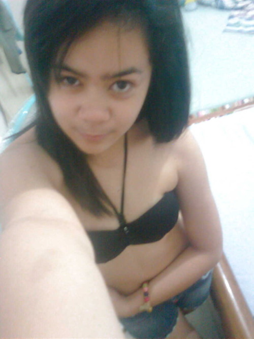 eaglemata:  Private shots of a young Indonesian girl  Sexy cute