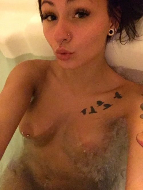 thetrippleee:  Hot tub on my honeymoon 😘