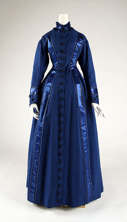 ladieshistoricfashions:Wool Dressing gown, American (via The Metropolitan Museum of Art - Dressing g