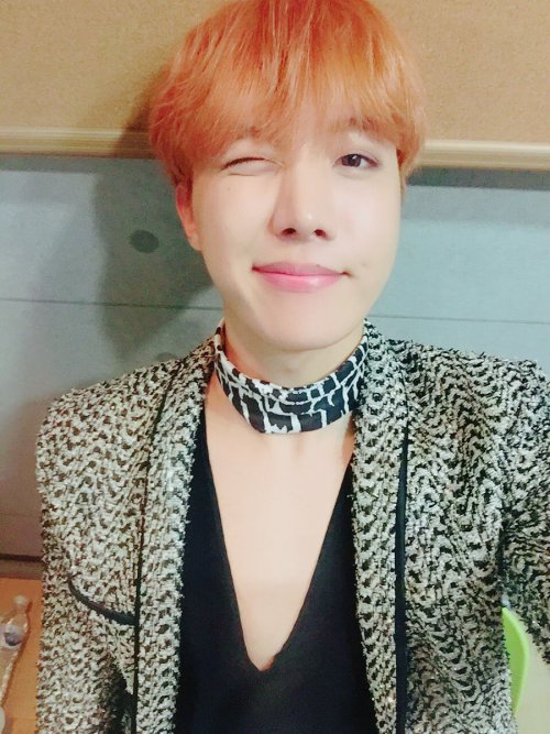 livelovehoseok: 8/∞ hobi’s favorite selcas