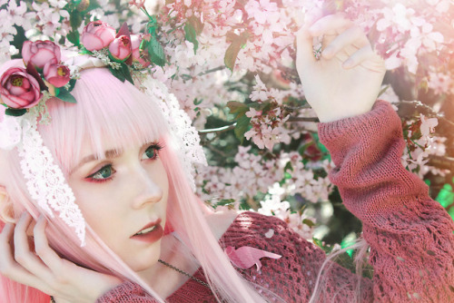 Wonder if this girl will see the cherry blossom again)ph: alenn__edit by me