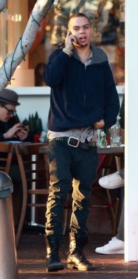 celebsaggers:  Evan Ross Sagging With His