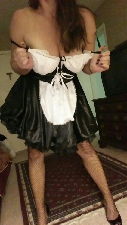 shyhousewife: French maid. I want her cleaning my house!!!