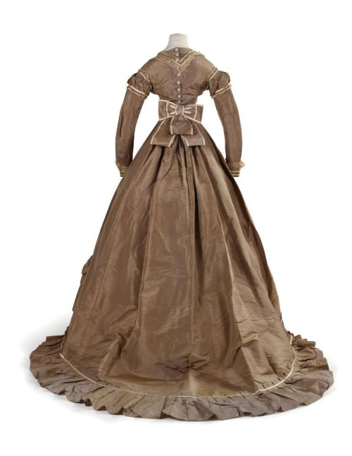 Day dress ca. 1865From Enchères Sadde via Interencheres