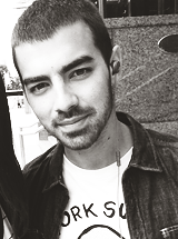 thejonasnetwork:  Joe and Nick out and about with fans in NYC today [8/23] 