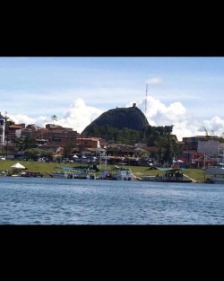 #guatape #pueblo #Colombia #elpenol #elpeñol #bigassrock