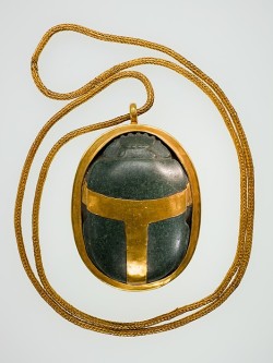 ancientpeoples:   Heart Scarab of Hatnefer, engraved with a text from the Book of the Dead Upper Egypt,  ca. 1492–1473 B.C.  (New Kingdom, early Dynasty 18) Serpentine and gold, scarab 6.6 cm long (2 5/8 in)  Hatnefer’s heart scarab is an exceptionally
