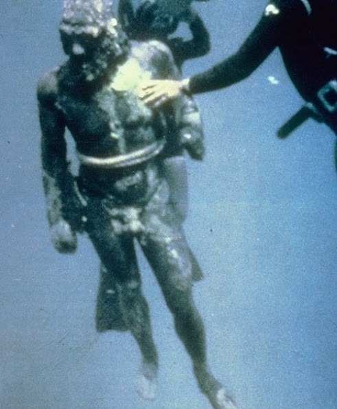 themuseumguy:The lifting of the Riace warriors from the seabed by Italian police divers in August 16