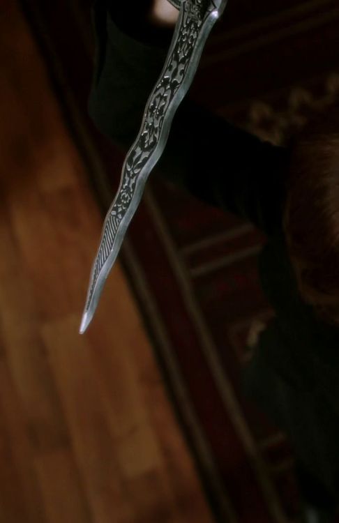 nymfanfic: thechloris: nymfanfic: Rumple’s dagger - reference pics - vertical These are more b