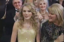  Taylor Swift accepting her CMA New Horizon