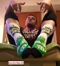 feetpromoter: The #straightmaster and #footdom