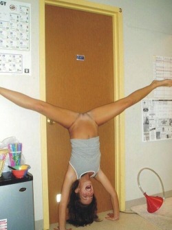 uneversawitcoming:  Acrobatic girl