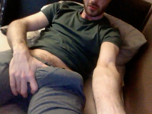 jaketrousersnake:  Daddy’s wearing shorts ;)