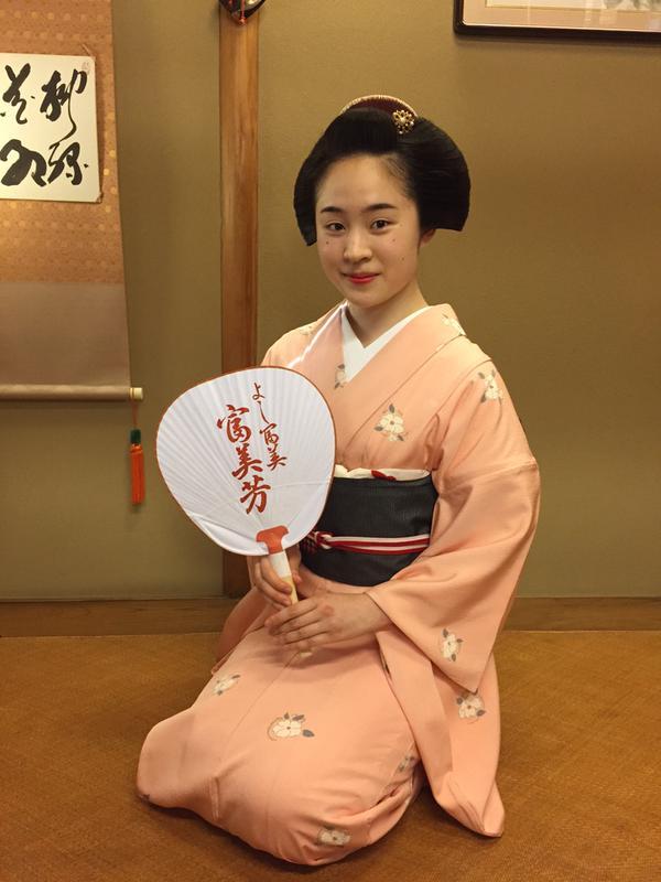 geisha-kai:  July 2015: maiko Fumiyoshi with her first uchiwa fan by Yoshifumi okiya