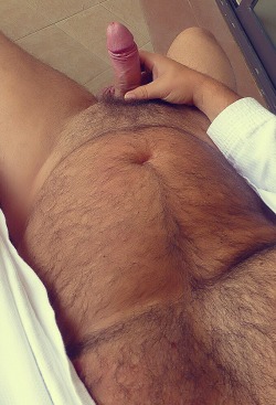 suloom:  Que hermosa piel, que hermosos bellos y que hermosa verga de este gordito!!