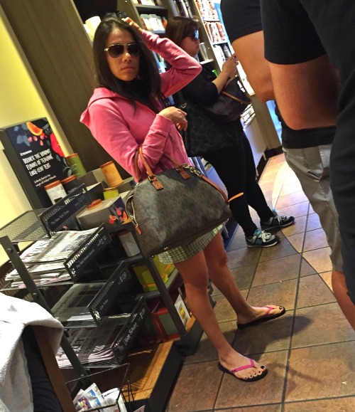 toeman969: Sexy Latina’s face, body and pretty feet in flip flops candid shot at the coffee shop! Ve