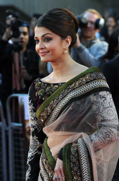 Aishwarya Rai Looks Stunning in Saree At Film “Raavan” UK Premiere - 16/06/2010.CLICK HERE TO SEE MO