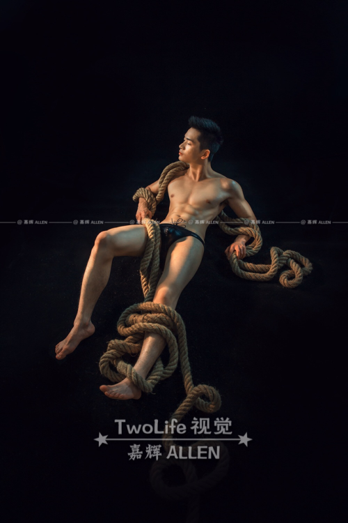 15669978679:  又是一年八一见君节，发一张福利[调皮]，“辉色”系列第二弹，主题为“缠”，率先放出一张作品作为预告，微博已推送，期待完整组图[微笑]。