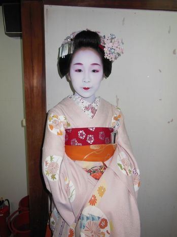 geisha-licious:  maiko Fukunae, Fukucho and Koyoshi before the Kyo Odori’s performance (SOURCE) Notice that Fukucho painted her both lips even though she’s still first-year maiko - it’s for the performance purpose. Both Fukucho and Koyoshi aren’t