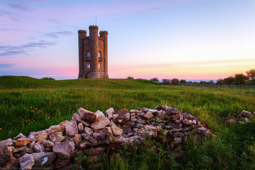 vacilandoelmundo:With rolling hills, rows of honey-colored cottages, and stone bridges, the Cotswold