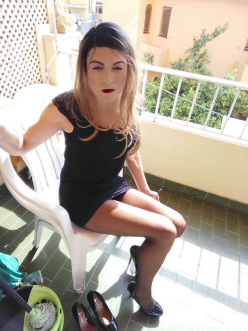 Lindas poses, me gusta tu maquillage en esas fotos, lindas piernas en pantimedias!