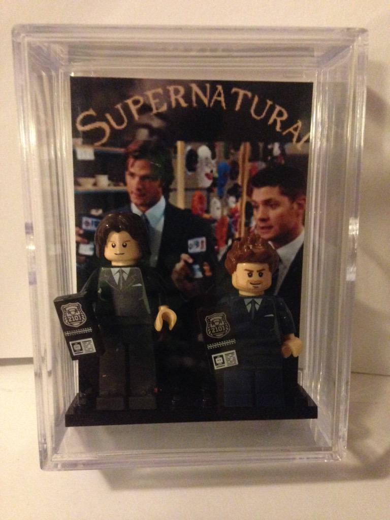 smallwind:2015 3/20 Love this picture of @jarpad holding the custom Lego Sam and