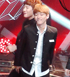 yeollovemebaek:  chen riding on chanyeol 
