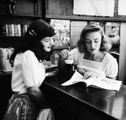 vintagegal:  Donna Reed looking at magazine with a soda-fountain attendant,1946 