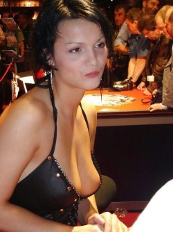 More nip slips and pussy slips pics at http://pussyslip.tumblr.com/