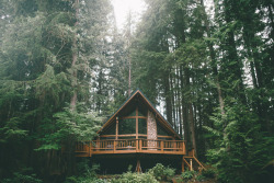 ksorra:    Cabin on Mt. Baker, Washington by Dylan Furst  