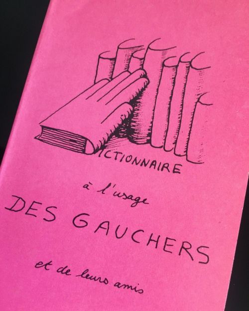 Remis la main sur le premier livre que j’ai illustré en 1981 chez Robert Morel Éditeur « Dictionnaire à l’usage des gauchers et de leurs amis » de Dominique Choumatcher.
#millerlevy #art #artcontemporain #contemporaryart #dessin #drawing...