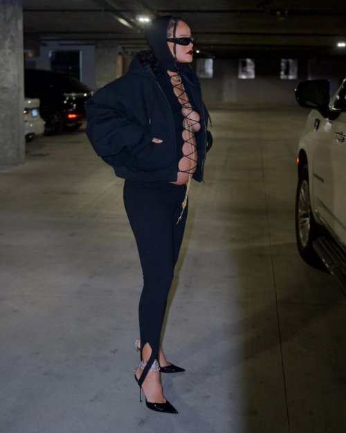 rihanna: all black everything.