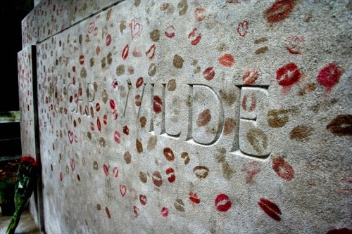 gwendolencorday:philip-ham:ryanpanos:Oscar Wilde’s Lipstick-Covered Tomb | ViaThe practic