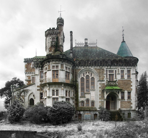 steampunktendencies:  Abandoned - The Castle of Dona Chica, Palmeira - Braga, Portugal  Photos: Ruin’arte 