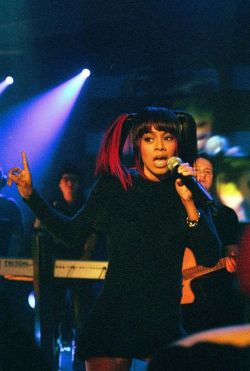 stylinglikeitsthe90s:  Lisa ‘Left Eye’