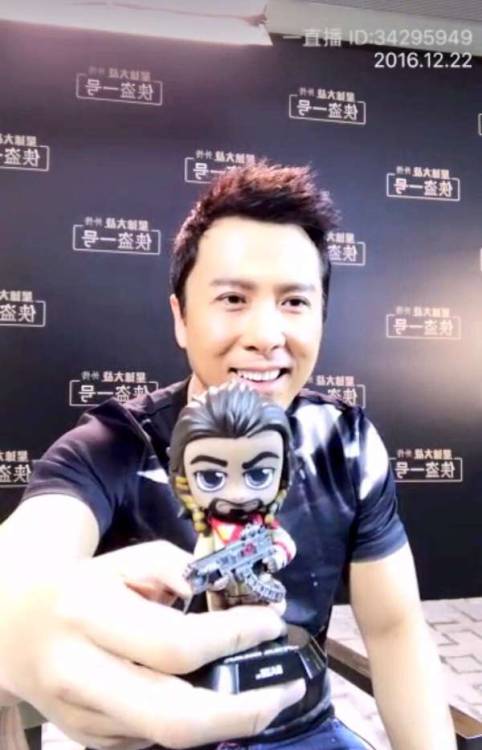 Donnie Yen (being adorable and) holding Chirrut and Baze hot toys cosbaby on a live interview.