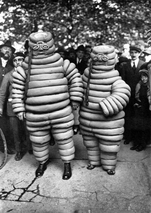 Deux bibendum à la fête sportive de la Commune libre de Montmartre, Paris, 1922.